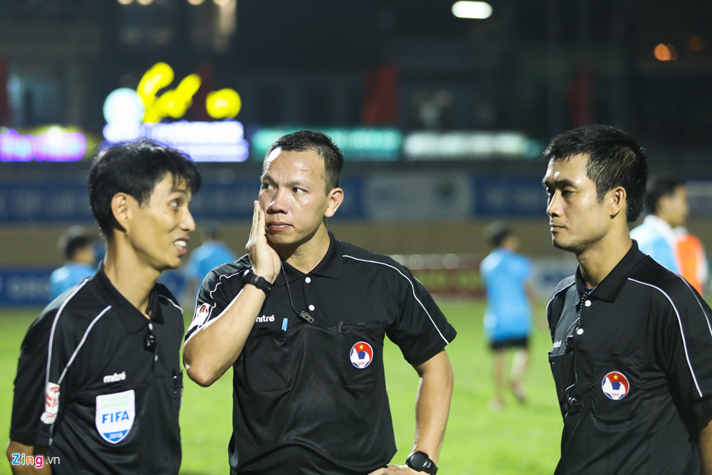 Trọng tài phải rời sân Thanh Hóa dưới sự hộ tống của cảnh sát cơ động