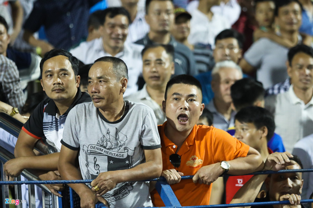 Trọng tài phải rời sân Thanh Hóa dưới sự hộ tống của cảnh sát cơ động