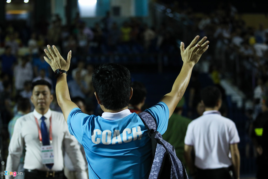 Trọng tài phải rời sân Thanh Hóa dưới sự hộ tống của cảnh sát cơ động