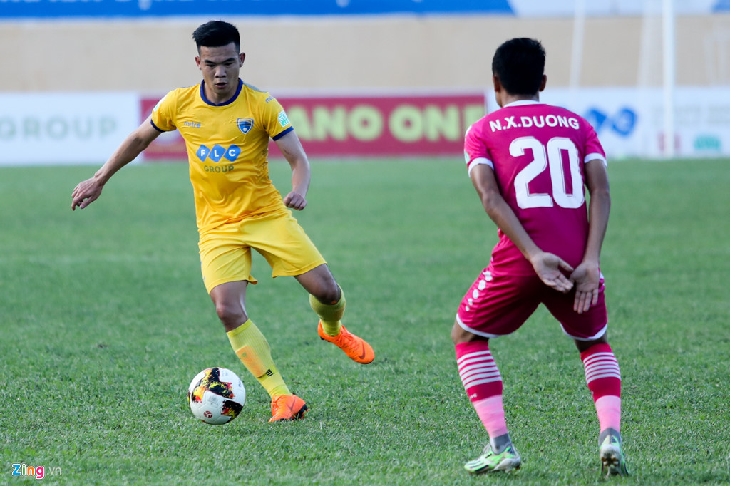 Trọng tài phải rời sân Thanh Hóa dưới sự hộ tống của cảnh sát cơ động