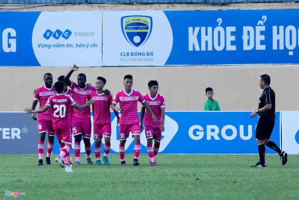 Trọng tài phải rời sân Thanh Hóa dưới sự hộ tống của cảnh sát cơ động