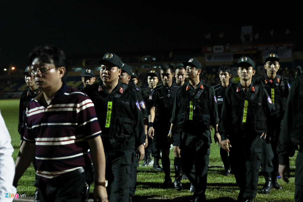 Trọng tài phải rời sân Thanh Hóa dưới sự hộ tống của cảnh sát cơ động