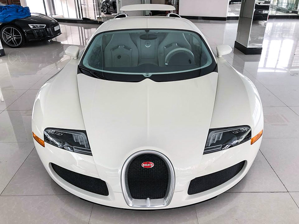 Bugatti Veyron độc nhất tại Việt Nam thay áo mới