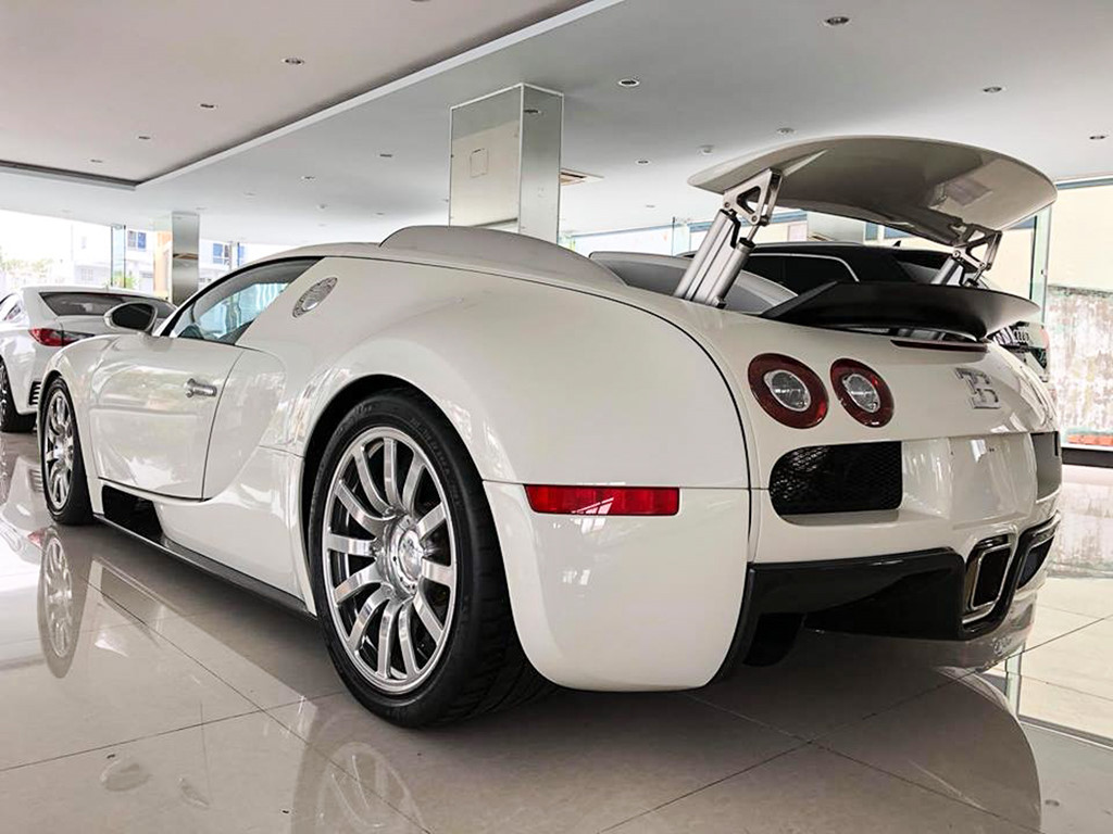 Bugatti Veyron độc nhất tại Việt Nam thay áo mới