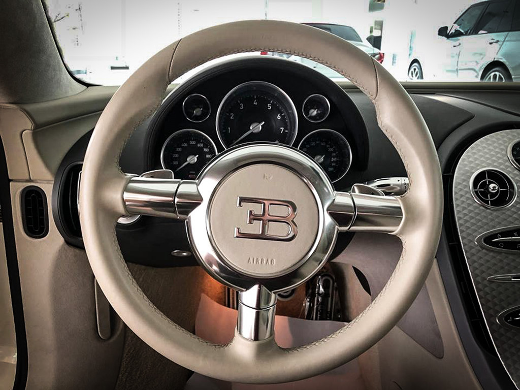 Bugatti Veyron độc nhất tại Việt Nam thay áo mới