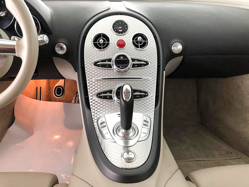 Bugatti Veyron độc nhất tại Việt Nam thay áo mới