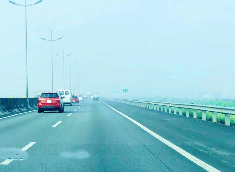 Tài xế bất ngờ vì cao tốc Trung Lương dày đặc sương mù