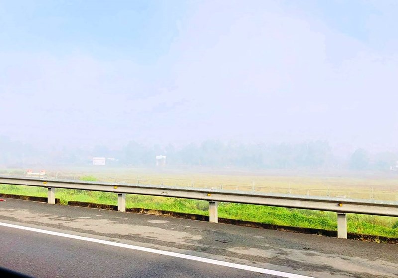 Tài xế bất ngờ vì cao tốc Trung Lương dày đặc sương mù