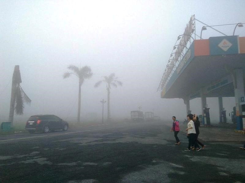 Tài xế bất ngờ vì cao tốc Trung Lương dày đặc sương mù