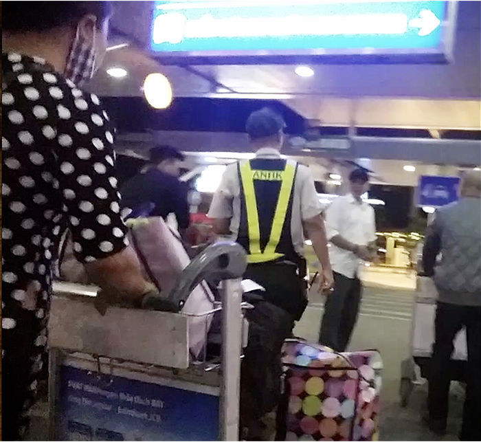 Cò xe lộng hành, chặt chém hù dọa hành khách ở sân bay