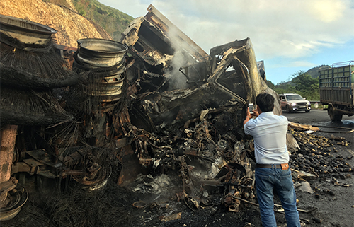 Hai xe container đâm nhau bốc cháy ở đèo Mang Yang, 2 người chết