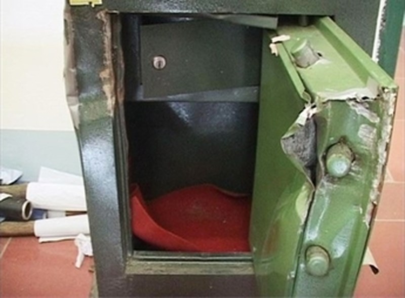 Phá két sắt thấy 2,6 tỉ đồng, trộm luôn máy đếm tiền để đếm tiền chia nhau