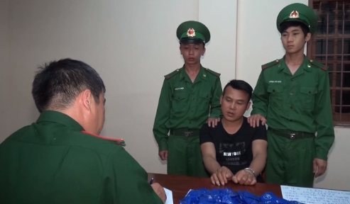 Bắt đối tượng vận chuyển 7.400 viên ma túy tổng hợp từ Lào về Việt Nam