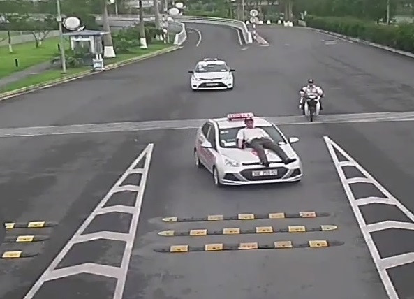 Lái xe taxi tông thẳng nhân viên bảo vệ sân bay Nội Bài