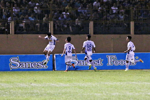 Trọng tài gây tranh cãi trong trận HAGL vuột chiến thắng trên sân Sanna Khánh Hòa