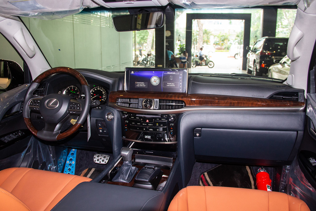 Chi tiết Lexus LX570 Super Sport giá gần 10 tỷ đồng tại VN