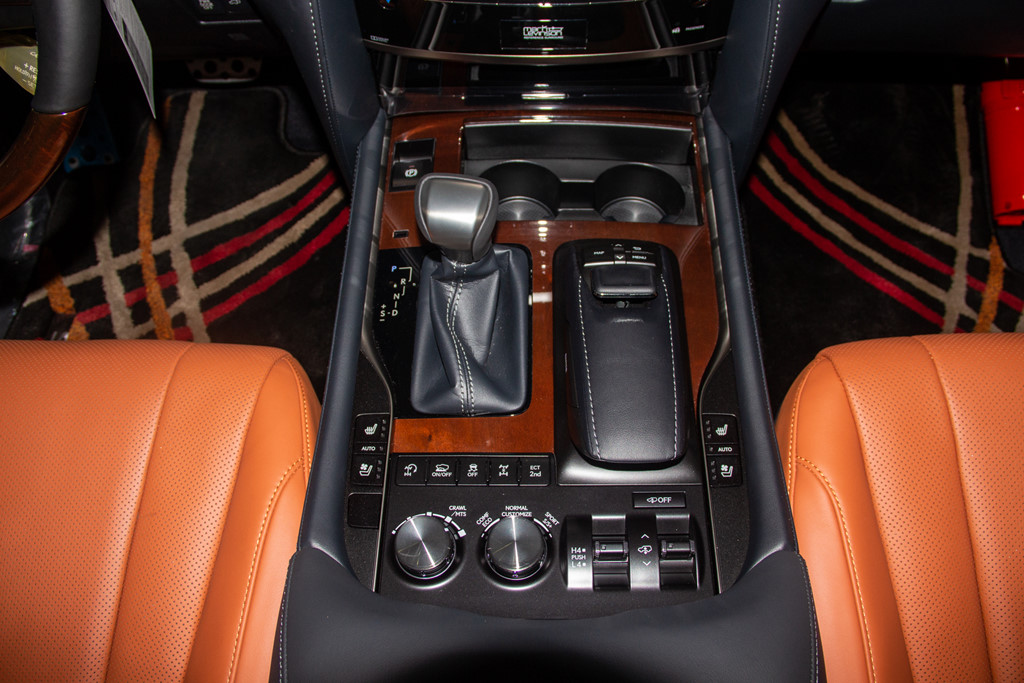 Chi tiết Lexus LX570 Super Sport giá gần 10 tỷ đồng tại VN