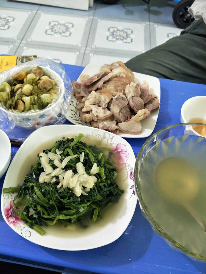 Mâm cơm giá 16 nghìn ai cũng xuýt xoa vì quá hợp với ngày nắng, chị em tiện thể khoe mâm cơm rẻ