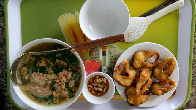 Mâm cơm giá 16 nghìn ai cũng xuýt xoa vì quá hợp với ngày nắng, chị em tiện thể khoe mâm cơm rẻ