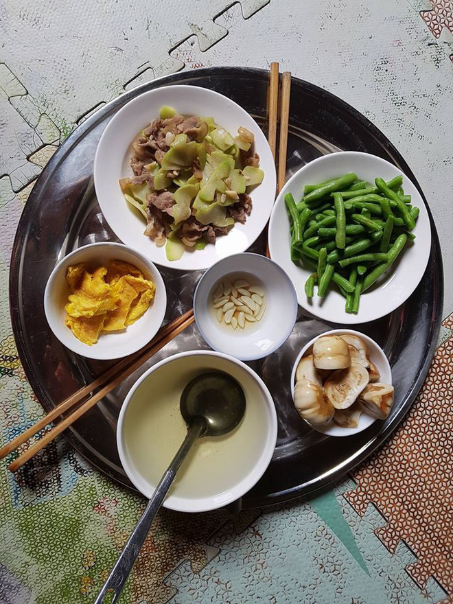 Mâm cơm giá 16 nghìn ai cũng xuýt xoa vì quá hợp với ngày nắng, chị em tiện thể khoe mâm cơm rẻ