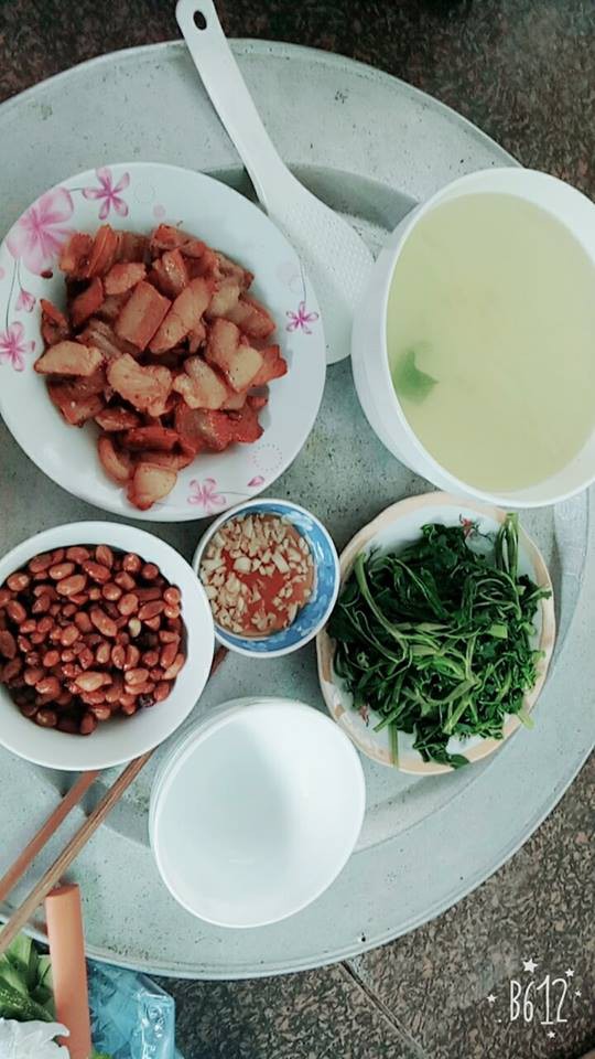 Mâm cơm giá 16 nghìn ai cũng xuýt xoa vì quá hợp với ngày nắng, chị em tiện thể khoe mâm cơm rẻ