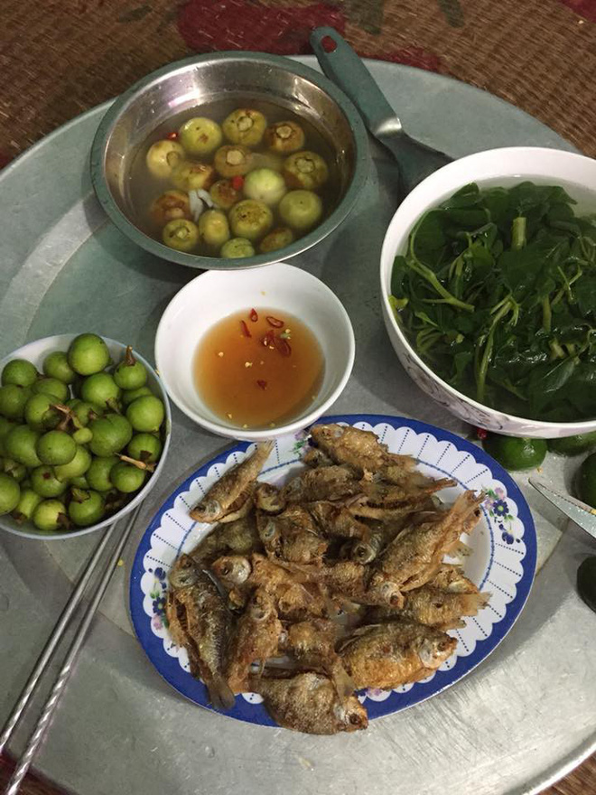 Mâm cơm giá 16 nghìn ai cũng xuýt xoa vì quá hợp với ngày nắng, chị em tiện thể khoe mâm cơm rẻ