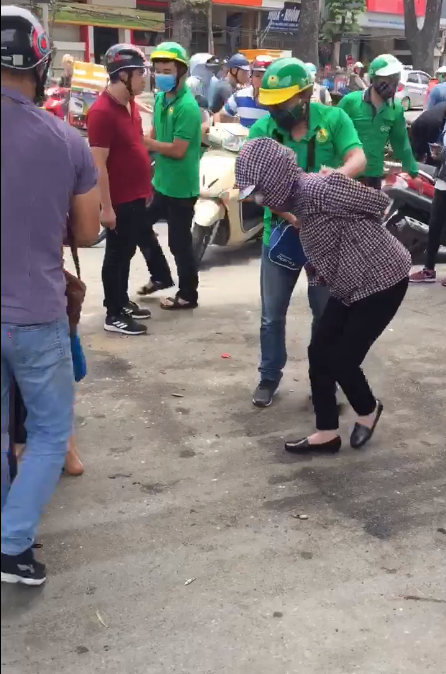 Hà Nội: Vây bắt nhóm nữ quái chuyên móc túi người đi đường ở Cầu Mới, Ngã Tư Sở