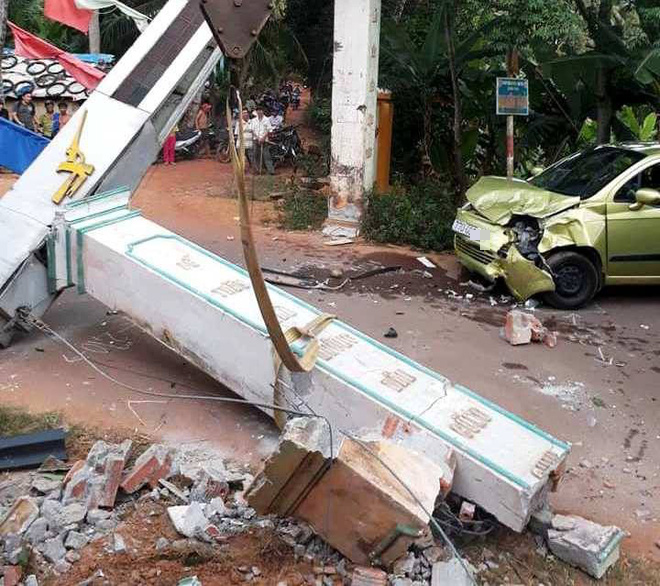 Bình Định: Ô tô 7 chỗ đâm sập cổng chào bê tông, văng ra đường bị ô tô 4 chỗ húc vỡ nát