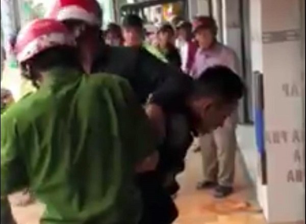 Chém nhau kinh hoàng ở phòng khám nha khoa