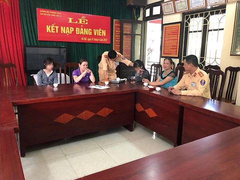 Giận bố mẹ, 2 bé gái rủ nhau trốn nhà đi bụi