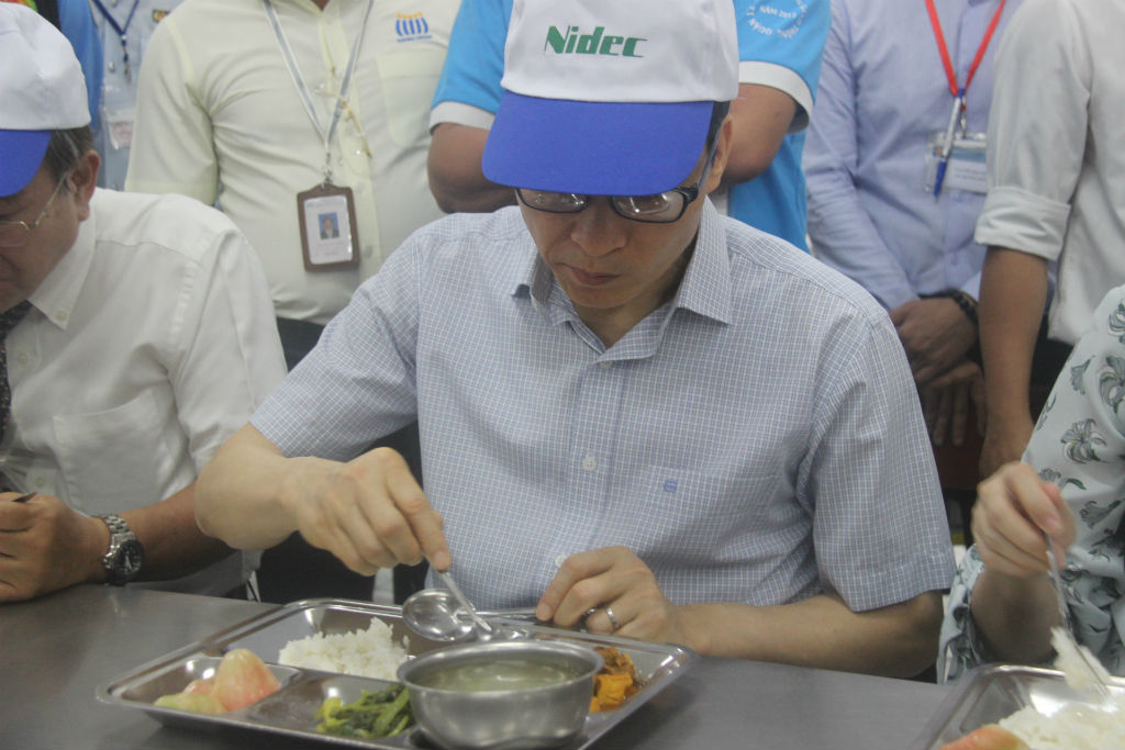 Phó Thủ tướng Vũ Đức Đam ăn suất cơm 15.000 với công nhân