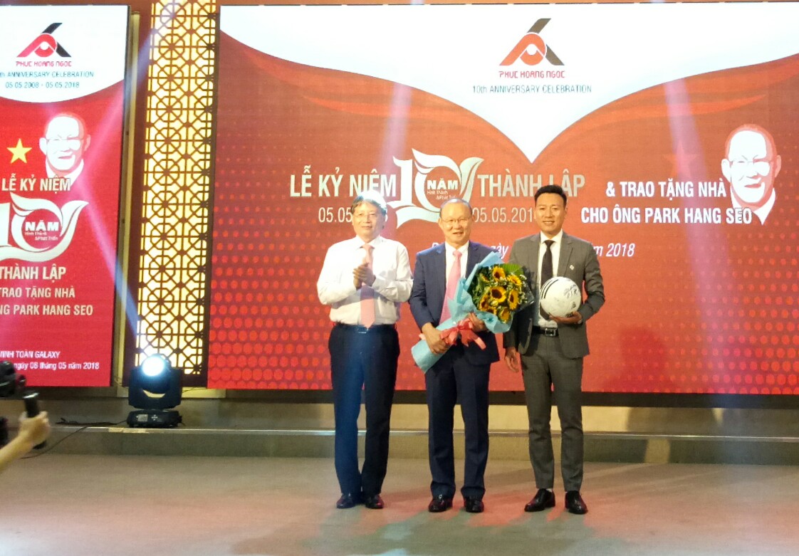 HLV Park Hang Seo xuất hiện ở Đà Nẵng, được tặng nhà tri ân