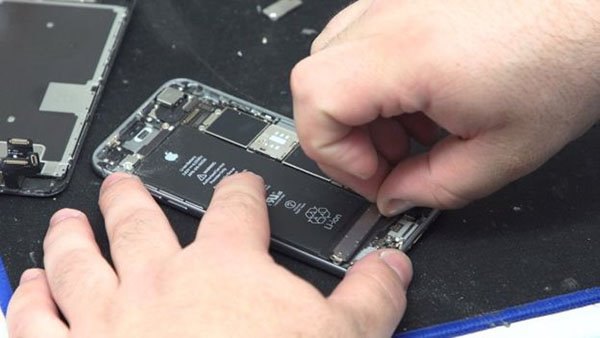 iFan cáo buộc Apple làm khó dễ khi họ muốn thay pin cho iPhone