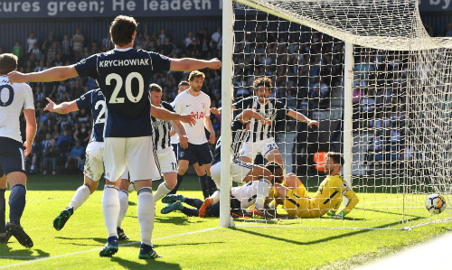 Tottenham thua đội bét bảng, lỡ cơ hội vượt mặt Liverpool