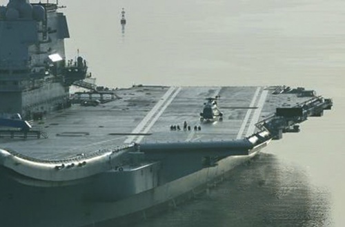 Trực thăng vận tải cất cánh từ tàu sân bay mới của Trung Quốc