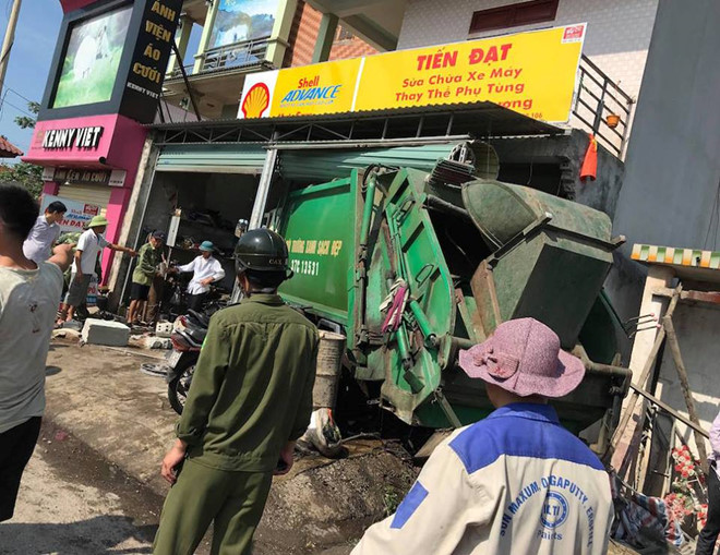 Xe chở rác mất lái đâm vào nhà dân, 3 người nguy kịch