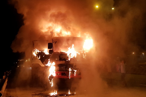 3 người nhảy khỏi xe tải bốc cháy trong đêm