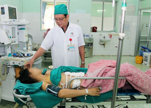 Nghĩ vợ là công an đến bắt, chồng đâm tới tấp người vợ trẻ