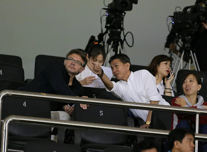 Bí ẩn lý do sự xuất hiện cựu HLV đội tuyển Nhật Bản Philippe Troussier tại sân Thống Nhất