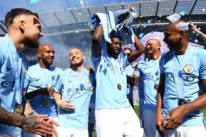Man City nâng Cup trong ngày vỡ sân Etihad