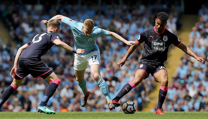 Man City nâng Cup trong ngày vỡ sân Etihad