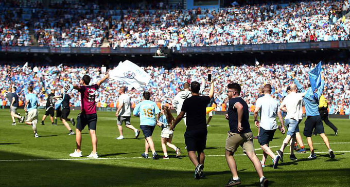 Man City nâng Cup trong ngày vỡ sân Etihad