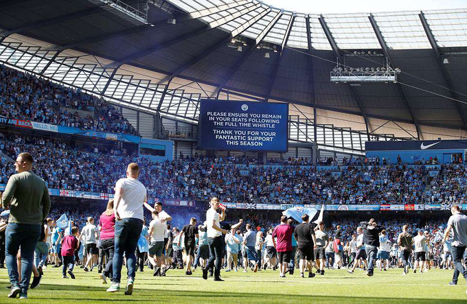 Man City nâng Cup trong ngày vỡ sân Etihad