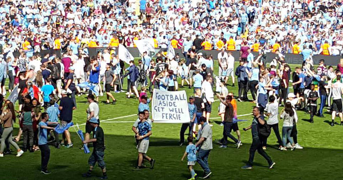 Man City nâng Cup trong ngày vỡ sân Etihad