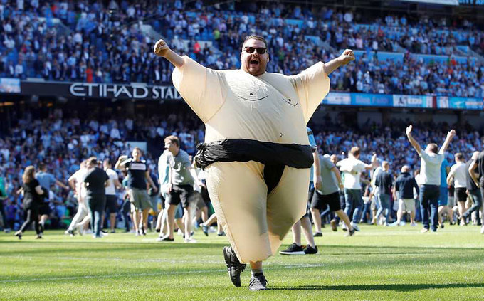 Man City nâng Cup trong ngày vỡ sân Etihad