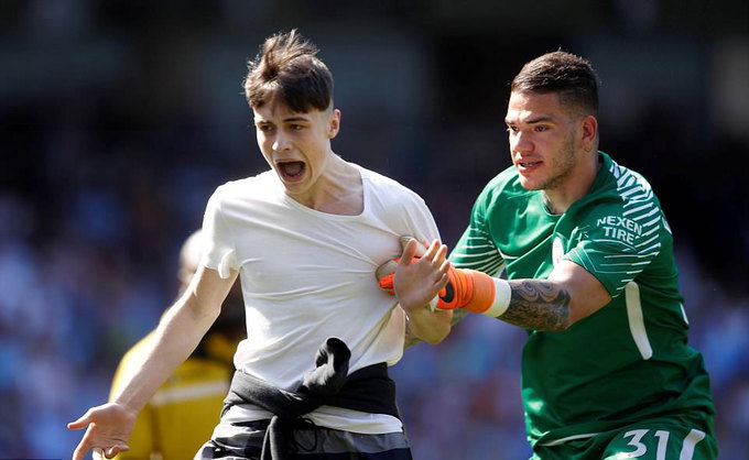 Man City nâng Cup trong ngày vỡ sân Etihad