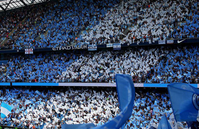 Man City nâng Cup trong ngày vỡ sân Etihad