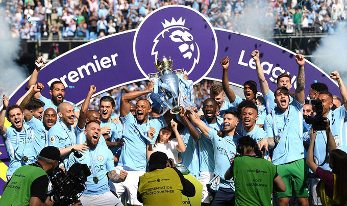 Man City nâng Cup trong ngày vỡ sân Etihad