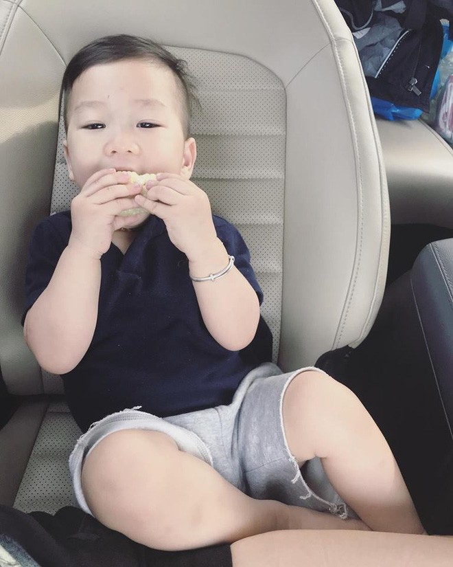 Lúc có bầu tăng 30kg, rụng trụi cả lông mày, cách mẹ trẻ này lột xác sau sinh khiến chị em trầm trồ kinh ngạc