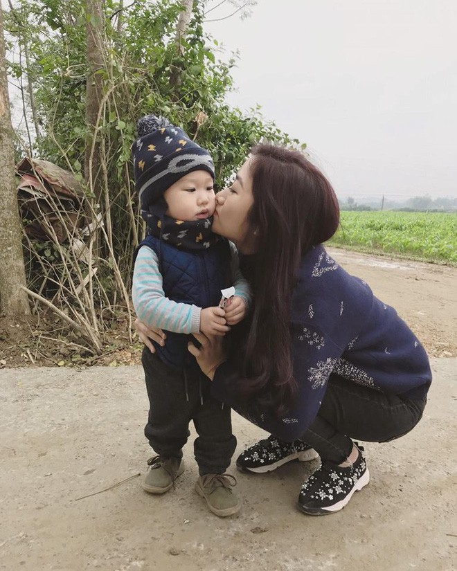 Lúc có bầu tăng 30kg, rụng trụi cả lông mày, cách mẹ trẻ này lột xác sau sinh khiến chị em trầm trồ kinh ngạc